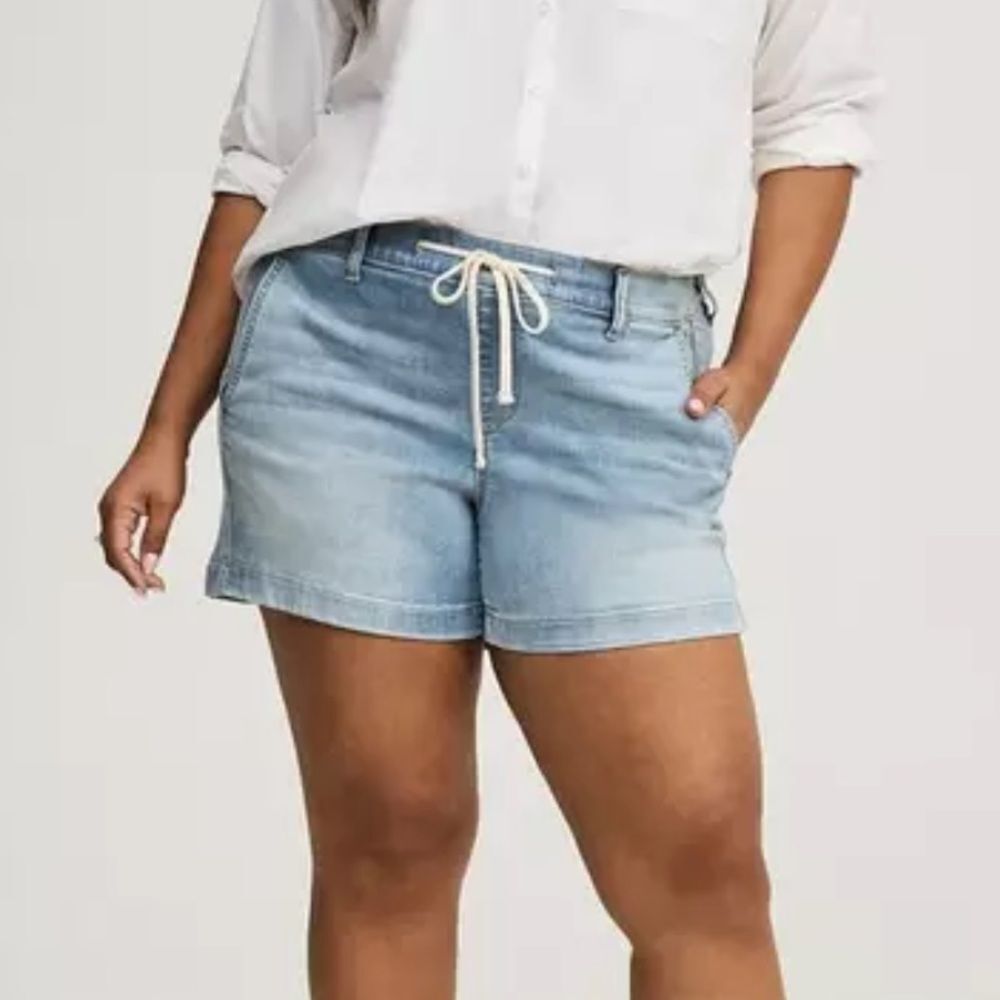 Torrid Weekend 8in Bermuda Super Soft Jean Shorts Women’s Large (0)